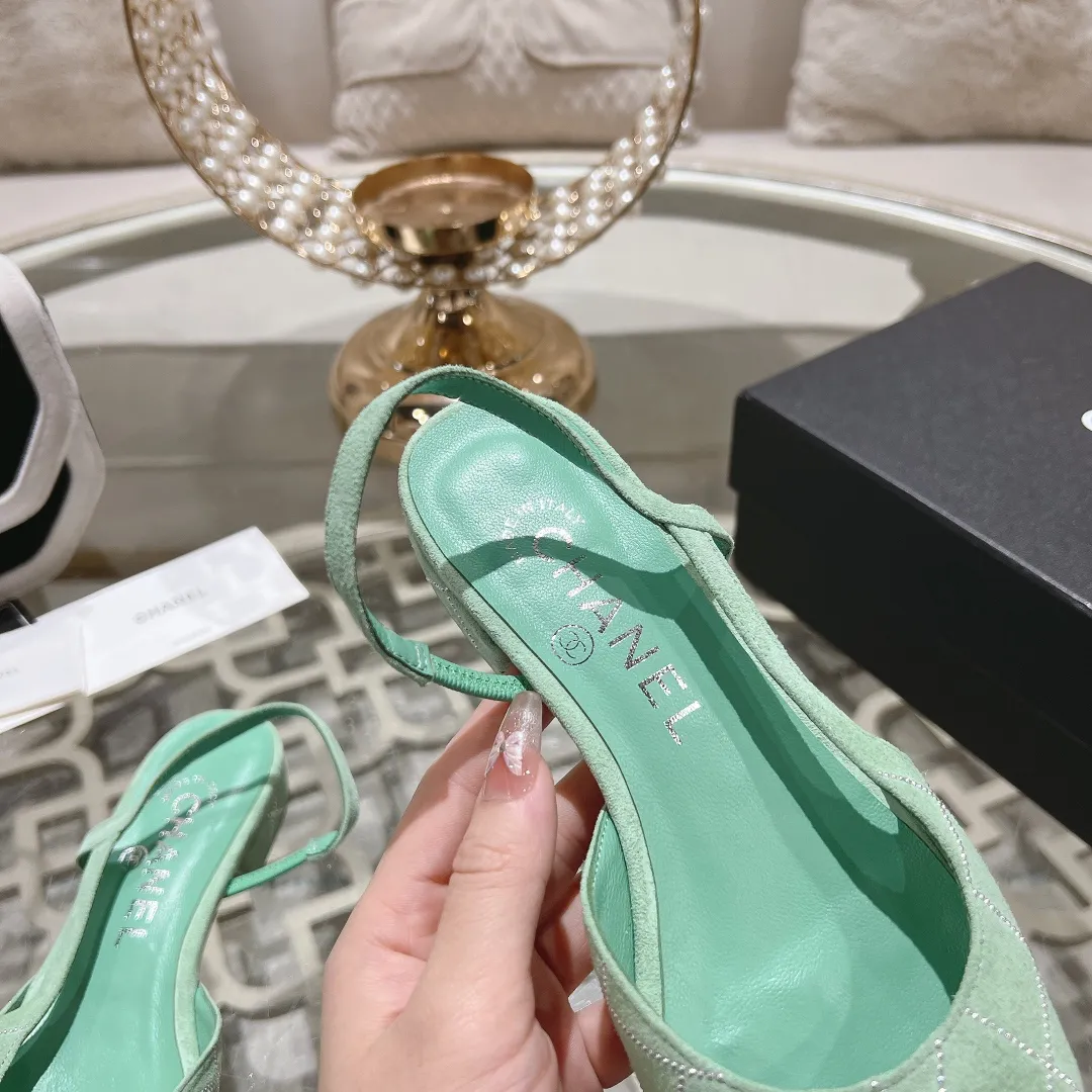 👟👟Ex-factory price 540👟👟 CHANEL Xiangjia 25vs spring and summer new fashion sandals series... Chanel is a very comprehensive noble fashion lifestyle brand. The same models are sold by major fashion bloggers and celebrities in Hong Kong, the United States, and other countries. They are simply beautiful. I fall in love with elegance and the playful sense of the future. I want to own them right away just by looking at them. But you can really think about a pair of exquisite high heels. This series is specially designed for extraordinary and indifferent ladies to create a unique overall effect. CHANEL designs products that inspire women to move forward and highlight their charm... 1️⃣Material: original customized high mercerized sheepskin 2️⃣Inner lining: original customized imported sheepskin 3️⃣Feet: original customized imported sheepskin 4️⃣Outsole: genuine leather sole imported from Italy 5️⃣Heel height: 2.5cm/6.5cm/9cm 6️⃣Number: 34-43 (34.40.41.42.43 customized is not returnable) 7️⃣Packaging: The latest and exquisite full set of packaging at the counter